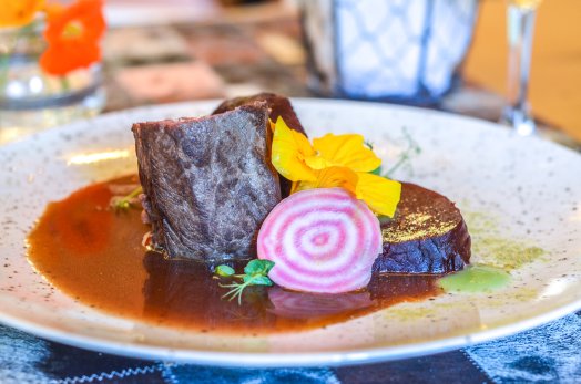cdf-peuf-daddy-les-menuires-ete-2022-dos-de-biche-de-chasse-betterave-cuite-a-la-braise-sauce-grand-veneur-et-sapina9infosnews-73.jpeg