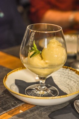CDF La Petite Bergerie -Courchevel le Praz - Brechu » arrose sa poire sorbet et alcool de poire  - HIVER 2023 ©Infosnews-103.jpg