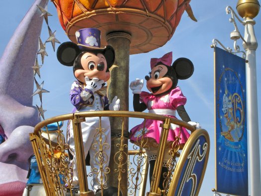 disneyland-1788216_1920.jpg