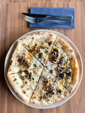 La Rôtisserie Hiver 2023 ©Infosnews Focaccia truffée 29.jpg