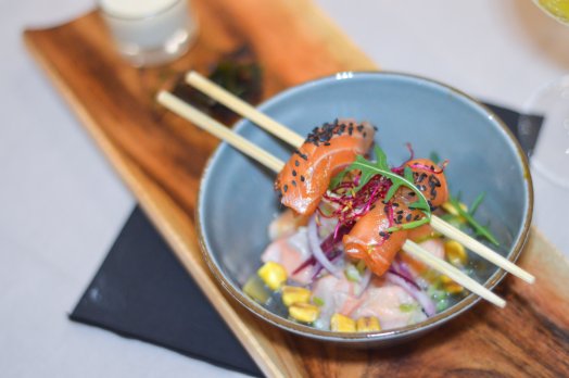 Vancouvert Saumon avec baguettes soit Ceviche de saumon, croustillant de patate douce, sorbet à l'avocat Hiver 2023 ©Infosnews-24.jpg