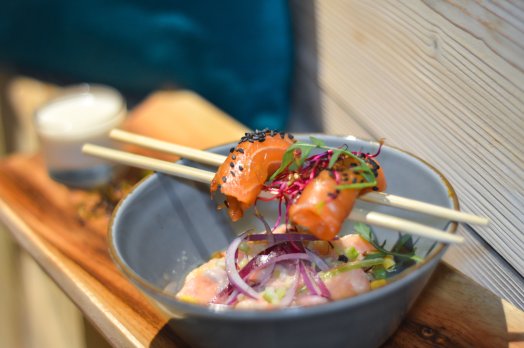 Vancouvert Saumon avec baguettes soit Ceviche de saumon, croustillant de patate douce, sorbet à l'avocat Hiver 2023 ©Infosnews-28.jpg