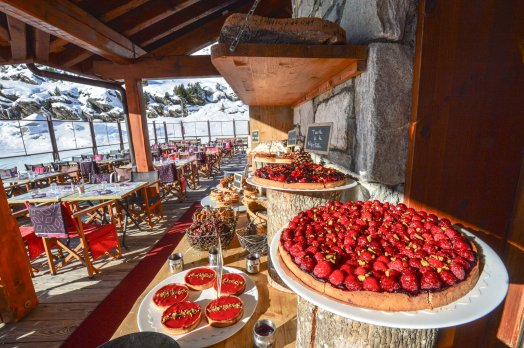 Plan des mains Buffet de desserts Méribel pistes Hiver 2023 ©Infosnews-19.jpg