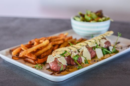 Plan des mains Perles de bœuf en carpaccio Méribel pistes Hiver 2023 ©Infosnews-32.jpg