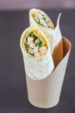 Plan des mains Wraps au poulet Méribel pistes Hiver 2023 ©Infosnews-46.jpg