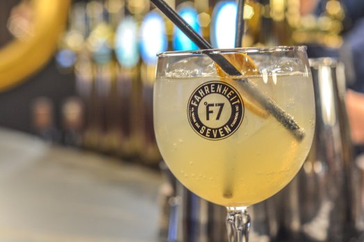 The Seven Kings - Courchevel - HIVER 2023 ©Infosnews-23 - London Mule Gin Tanqueray, Ginger beer, jus de citron vert.jpg