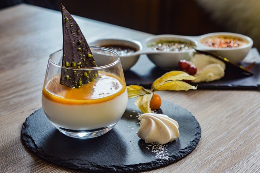 Chalet de la Masse Pana cotta coco passion et Trilogie de crème brulée Ménuires pistes Hiver 2023 ©Infosnews-66.jpg