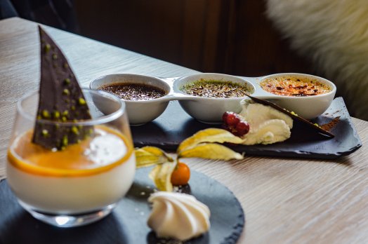 Chalet de la Masse Pana cotta coco passion et Trilogie de crème brulée  Ménuires pistes Hiver 2023 ©Infosnews-67.jpg