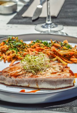 cdf-le-blanchot-me301ribel-ete-2022-steak-de-thon-mi-cuit-pane301-aux-graines-de-se301same-sauce-teryaki-wok-de-le301gumes-thai308-a9infosnews-39.jpg