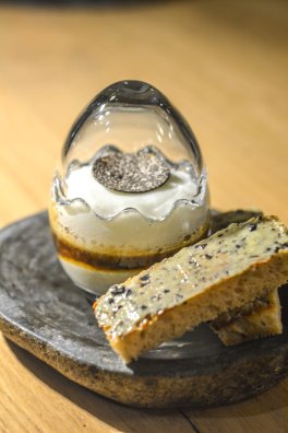 Diamant Noir - Koh I Nor - Val Thorens - HIVER 2023 ©Infosnews-75-L’œuf bio, truffe, pain de campagne (plat signature).jpg