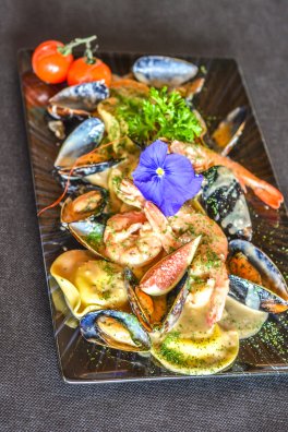 CDF Les Chalets du Thorens - Val Thorens - HIVER 2023 ©Infosnews-60- Agnolotti farcie à la langouste et buisson de fruits de mer.jpg