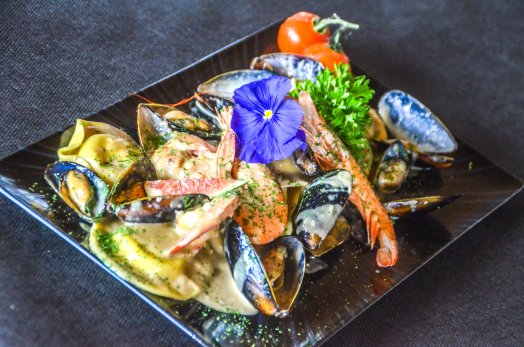 CDF Les Chalets du Thorens - Val Thorens - HIVER 2023 ©Infosnews-8 - Agnolotti farcie à la langouste et buisson de fruits de mer.jpg