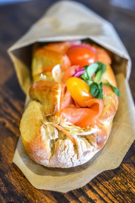 CDF La Cabane des skieurs - Courchevel - HIVER 2023 Â©Infosnews-15-Sandwich salmon Roll's.jpg