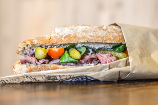 CDF La Cabane des skieurs - Courchevel - HIVER 2023 Â©Infosnews-24-Sandwich rosbeef.jpg