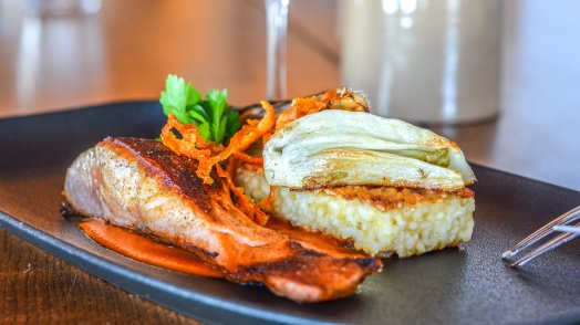 CDF Dou du Praz - Plagne Villages - HIVER 2023 ©Infosnews-54-Pavé de saumon rôti au paprika, beurre de tomate, risotto croustillant aux épices et fenouil braisé.jpg