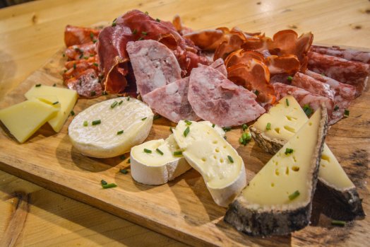 CDF Le Blanchot - Val Thorens - HIVER 2023 ©Infosnews-15-Planche apéritive charcuterie et fromage.jpg
