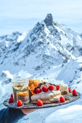 CDF Les Pierres Plates - Méribel - HIVER 2023 ©Infosnews-114-Le gourmand à partager (Pavlova + Farçon de Lucette + Moelleux à la châtaigne : crème Mont-Blanc).jpg