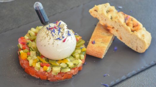 le refuge-meribel-été2023-©infosnews-10-Tartare de tomates et légumes d’été mariné, burrata et focaccia chorizo.jpg