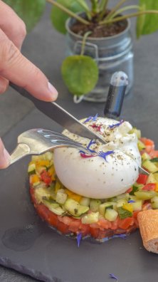 le refuge-meribel-été2023-©infosnews-15-Tartare de tomates et légumes d’été mariné, burrata et focaccia chorizo.jpg
