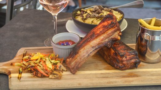 le refuge-meribel-été2023-©infosnews-26-Ribs de porc sauce barbecue.jpg