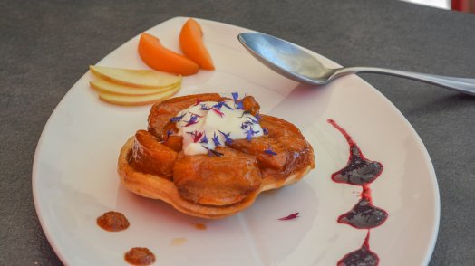 le refuge-meribel-été2023-©infosnews-39-Tarte tatin aux pommes et quenelles de crème fraiche.jpg