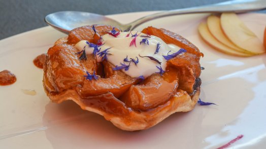 le refuge-meribel-été2023-©infosnews-40-Tarte tatin aux pommes et quenelles de crème fraiche.jpg