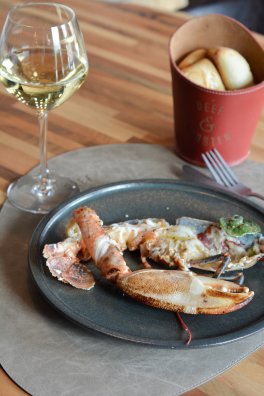 CDF Beef and Lobster-Val Thorens-Ã©tÃ©2023-Â©infosnews.jpg-52-HOMARDS Ã_ LA CHEMINÃ_E.jpg