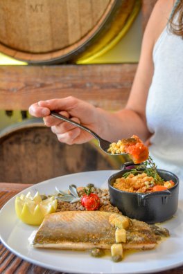 CDF le Comptoir-Les Ménuires-été2023-©infosnews-111-Filet de truite fraîche à la grenobloise, lentilles à la crème de sauge et crumble de ratatouille maison.jpg