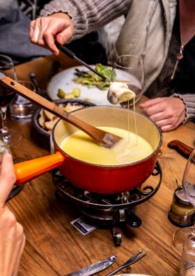 CDF La Petite Bergerie Courchevel le Praz Hiver 2022 fondue savoyarde©Infosnews-32.jpg