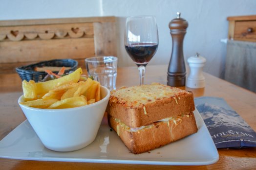 Le Chalet du Sunny-Menuires-hiver2024-Â©infosnews-37Croque Monsieur maison.jpg