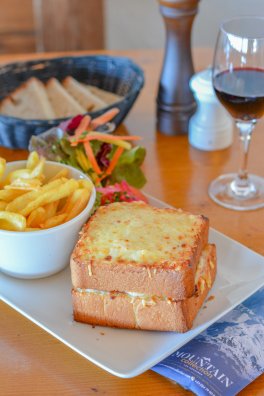 Le Chalet du Sunny-Menuires-hiver2024-Â©infosnews-51Croque Monsieur maison.jpg