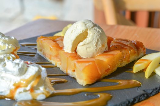 La table des marmottes-les menuires-hiver2024-©infosnews-104Tarte Tatin maison.jpg