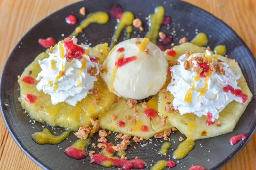 La table des marmottes-les menuires-hiver2024-©infosnews-105Ananas Roti à la cassonade et son sorbet passion.jpg