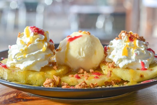 La table des marmottes-les menuires-hiver2024-©infosnews-107Ananas Roti à la cassonade et son sorbet passion.jpg