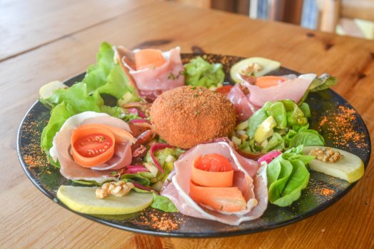 La table des marmottes-les menuires-hiver2024-©infosnews-54Salade Saint Marcelin.jpg