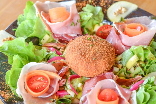 La table des marmottes-les menuires-hiver2024-©infosnews-56Salade Saint Marcelin.jpg