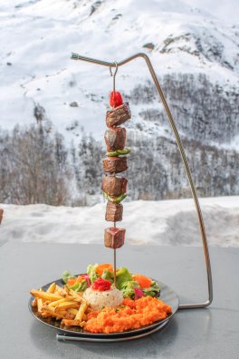 La table des marmottes-les menuires-hiver2024-©infosnews-75Brochette de canard et bœuf.jpg