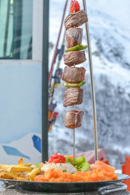 La table des marmottes-les menuires-hiver2024-©infosnews-94Brochette de canard et bœuf.jpg