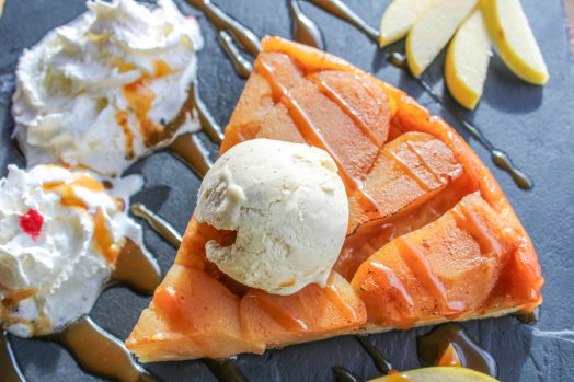 La table des marmottes-les menuires-hiver2024-©infosnews-98-Tarte Tatin maison.jpg