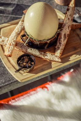La-marmite-Oeuf d'autruche et ses mouillettes géantes.jpg