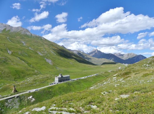 Route_et_hospice_du_col_du_Petit-Saint-Bernard_en_été_(août_2019).JPG