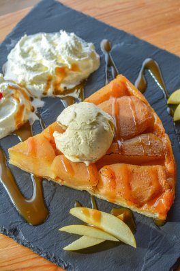 La table des marmottes-les menuires-hiver2024-©infosnews-114Tarte Tatin maison.jpg