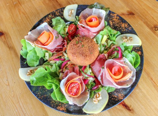 La table des marmottes-les menuires-hiver2024-©infosnews-12Salade Saint Marcelin.jpg