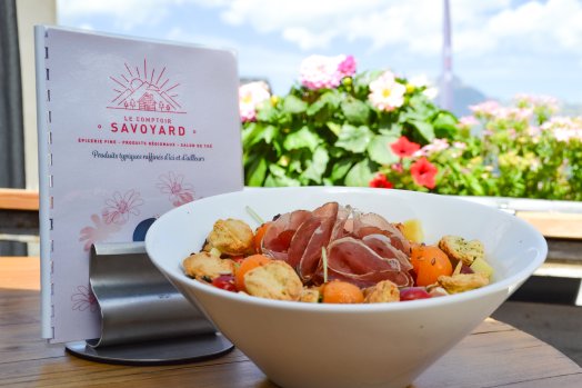 CDF Le Comptoir Savoyard-Peisey-été2024-Salade méli-mélo melon beaufortnoix de jambon sauce sésame©infosnews-38.jpg