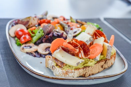CDF Le Comptoir Savoyard-Peisey-été2024-Tartine du jour guacamole chorizo carotte bérêt savoyard et salade méli-mélo©infosnews-142.jpg