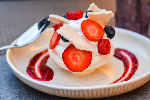 CDF La table de mon grand pere - Courchevel-été2024-Le vacherin, fruits rouges et glace au lait ©infosnews-86.jpg