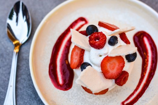 CDF La table de mon grand pere - Courchevel-été2024-Le vacherin, fruits rouges et glace au lait ©infosnews-91.jpg