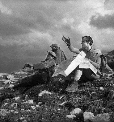 Charlotte Perriand et deux bergers en 1936 ©Archives Charlotte Perriand - ADAGP 2024.jpeg