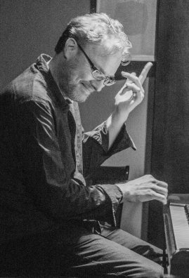 stephane-damiano-un-artiste-touche-a-tout-il-a-fait-du-piano-bar-des-arrangements-de-comedies-musicales-a-voyage-au-bresil-et-enseigne-le-jazz-dans-differentes-ecoles-de-musique-il-presentera-avec-passion-son-bd-concert-au-laussy-mardi-photo-martin-s.jpg