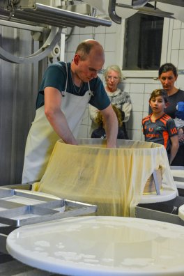 Visite fromagerie-Peisey-hiver2025-©infosnews-22.jpg